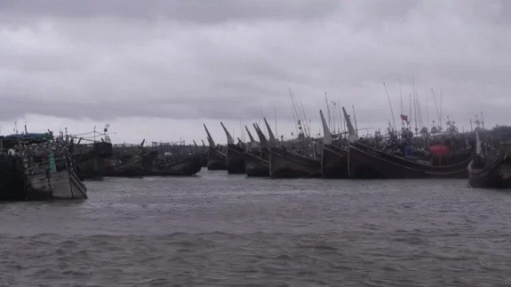 ঘূর্ণিঝড় ‘দানা’: হাতিয়ার সঙ্গে সারা দেশের নৌ যোগাযোগ বন্ধ