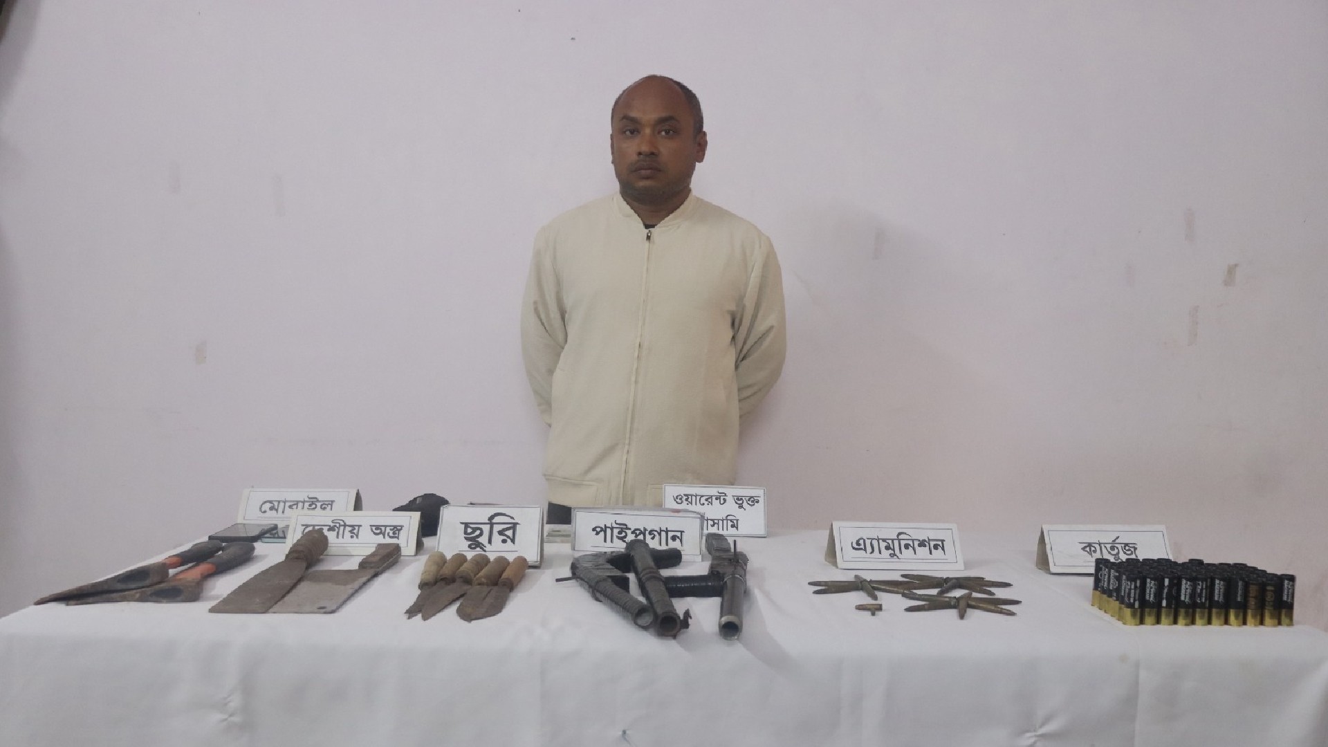 কুমিল্লায় সেনাবাহিনীর নেতৃত্বে যৌথ অভিযানে অস্ত্র ও গোলাবারুদ উদ্ধার, সন্ত্রাসী শামীম গ্রেপ্তার