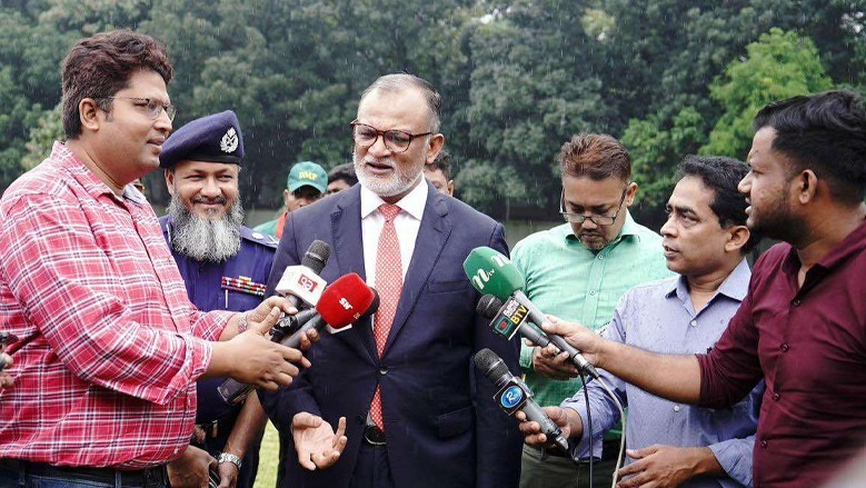 বিমানবন্দরে অগ্নিকাণ্ডের তদন্ত প্রতিবেদন প্রকাশ করবে সরকার: বাণিজ্য উপদেষ্টা