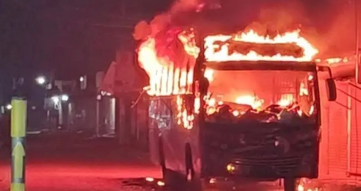 ঢাকায় তিন বাস ও এক প্রাইভেটকারে আগুন