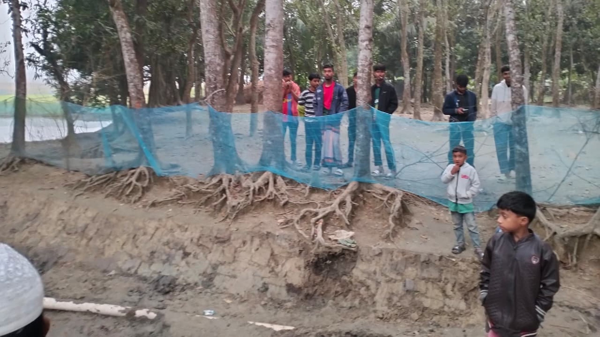 কুমিল্লা মুরাদনগরে চলাচলের রাস্তা বন্ধ করে দেওয়ার অভিযোগ, ভোগান্তিতে ৭-৮ পরিবার