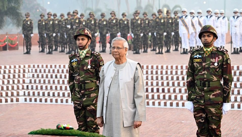 জাতীয় স্মৃতিসৌধে প্রধান উপদেষ্টার শ্রদ্ধা