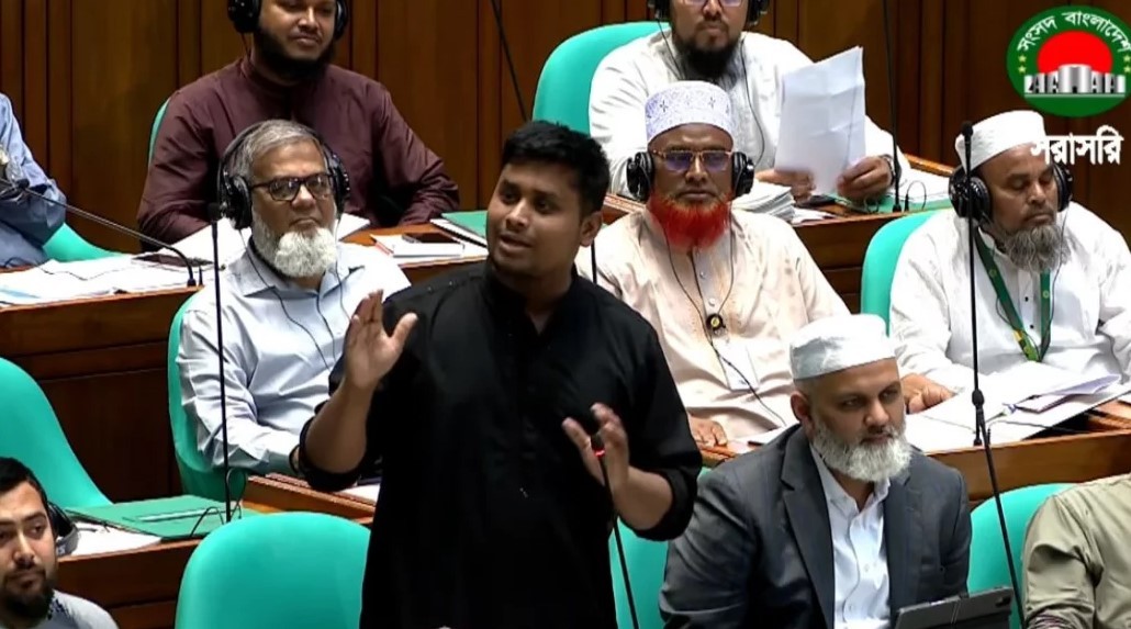 ট্যাক্স ফ্রি নয়, সরকারি মালিকানাধীন গাড়ি চেয়েছি : হাসনাত আবদুল্লাহ