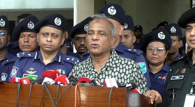 থানা থেকে খোয়া যাওয়া অস্ত্রগুলো নির্বাচনের আগে উদ্ধার করতে অভিযান চালানো হবে: স্বরাষ্ট্র উপদেষ্টা