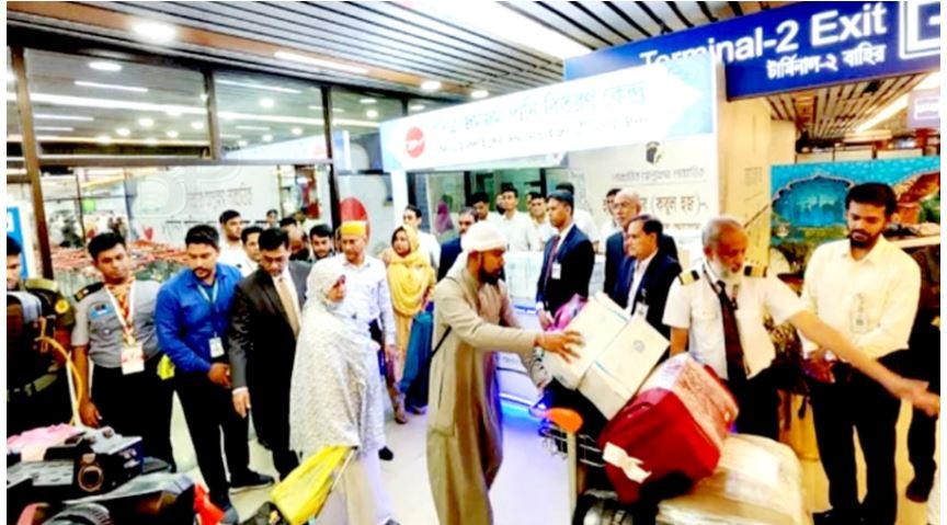 হাজীদের মধ্যে জমজমের পবিত্র পানি বিতরণ করছে বিমান বাংলাদেশ এয়ারলাইন্স