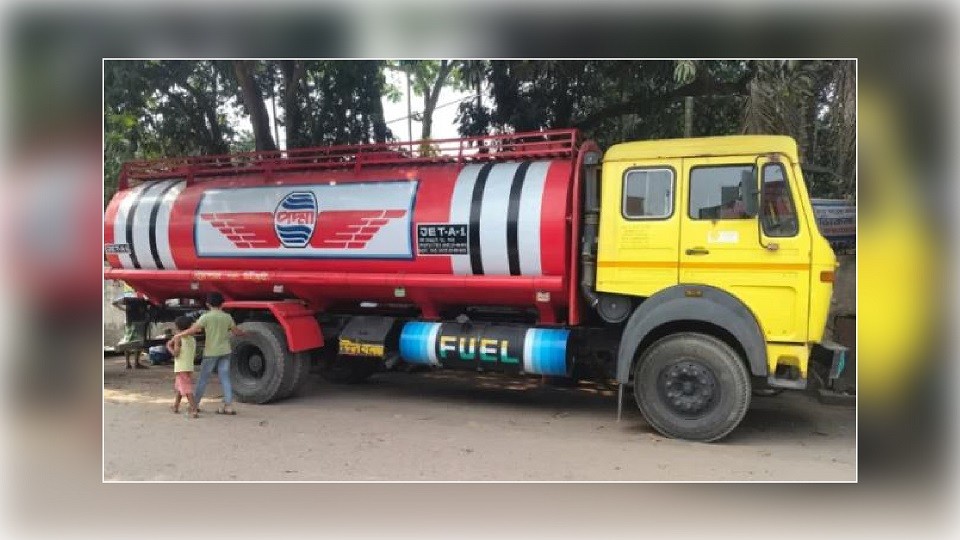 ১৮ হাজার লিটার ডিজেলভর্তি ট্রাকসহ চালক আটক