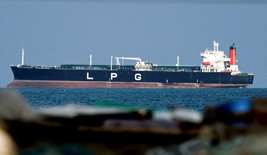 ১০ দিনের জন্য হরমুজ প্রণালি খুলে দিল ইরান