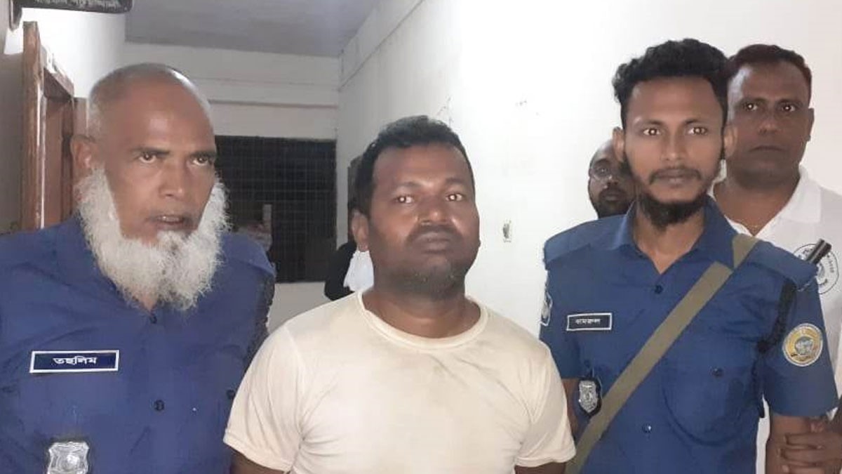 জমি লিখে না দেওয়ায় শ্বশুর-শাশুড়িকে কুপিয়ে জখম